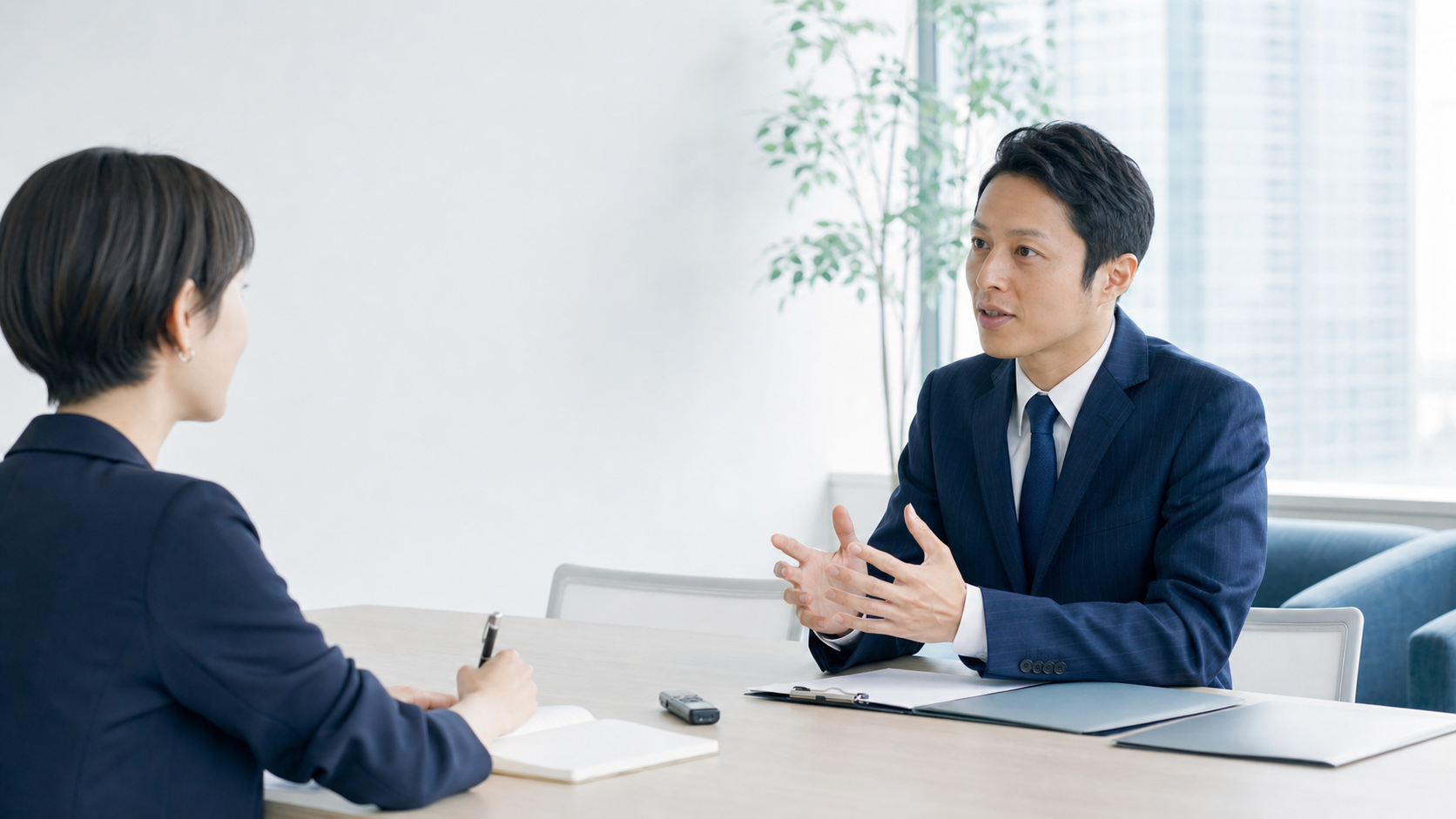 社内インタビュー記事が身内の褒め合いで終わる理由と、プロ取材で変わること